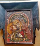 G399-I- ICOANA veche pictata pe lemn- Maica cu Pruncul perioada interbelica, anii 1920-30 in stare uzata. Rama lemn masiv stejar si spate cu placaj.