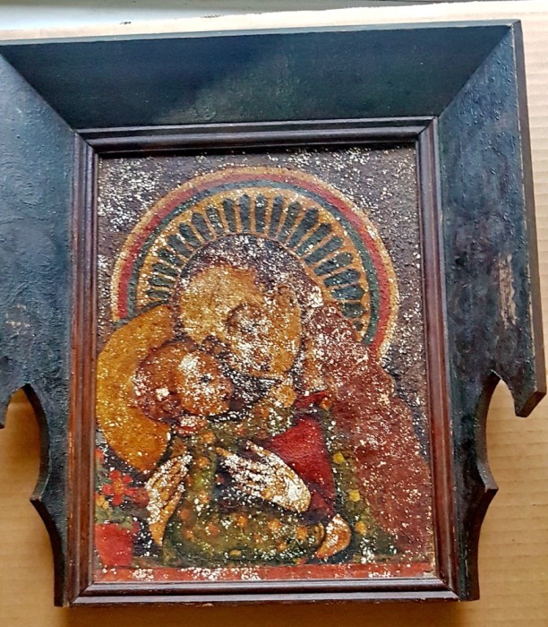 G399-I- ICOANA veche pictata pe lemn- Maica cu Pruncul perioada interbelica, anii 1920-30 in stare uzata. Rama lemn masiv stejar si spate cu placaj.
