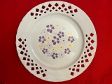 FARFURIE DIN PORTELAN, CU MARGINEA PERFORATA SI DESEN FLORAL D26CM