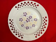 FARFURIE DIN PORTELAN, CU MARGINEA PERFORATA SI DESEN FLORAL D26CM