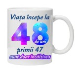 Cana alba personalizata &quot; Viata incepe la &quot;, 48 ani, INOVATIX&reg;. 330ml
