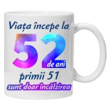 Cana alba personalizata &quot; Viata incepe la &quot;, 52 ani, INOVATIX&reg;️. 330ml