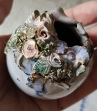 Cumpara ieftin LICHIDARE! Miniatura din ceramica de studio, decor trandafiri si scoici -
