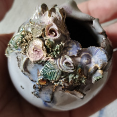 Miniatura din ceramica de studio, decor trandafiri si scoici -