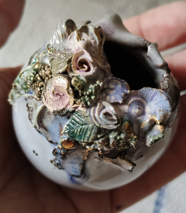 Miniatura din ceramica de studio, decor trandafiri si scoici -