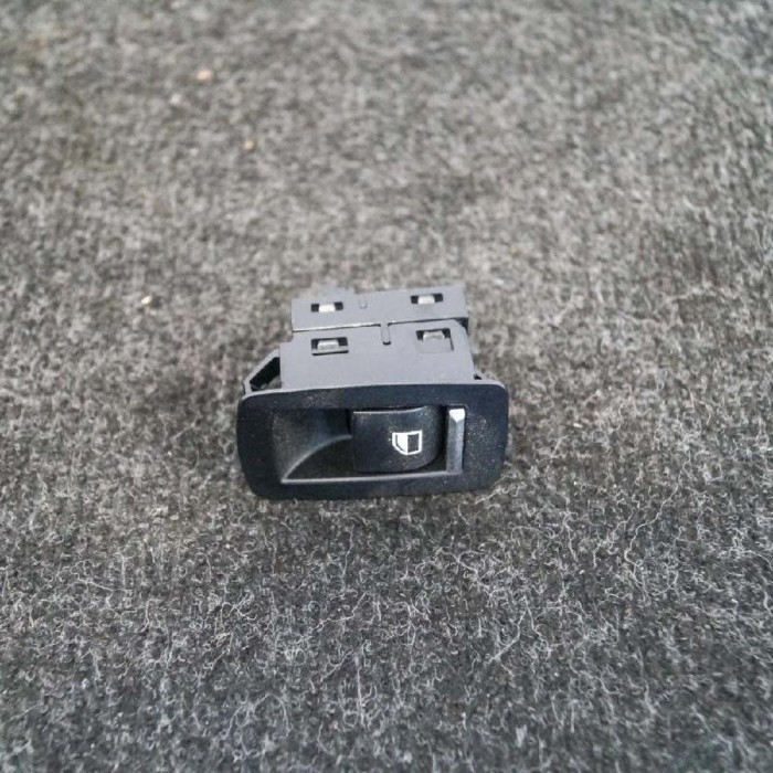 Buton geam ușă st&acirc;nga spate BMW X6 F16, F86 2016 OEM: 9267078 2457234