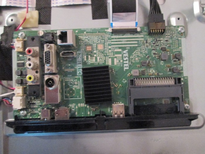 placa baza 17MB181TC perfect functionala, recuperata dintr-un tv led VORTEX LEDV-43V650S functional