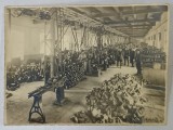 FABRICA DE INCALTAMINTE PENTRU ARMATA ROMANA , INTERIOR CU OFITERI SI MUNCITORI , FOTOGRAFIE , PERIOADA CELUI DE - AL DOILEA RAZBOI MONDIAL