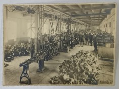 FABRICA DE INCALTAMINTE PENTRU ARMATA ROMANA , INTERIOR CU OFITERI SI MUNCITORI , FOTOGRAFIE , PERIOADA CELUI DE - AL DOILEA RAZBOI MONDIAL