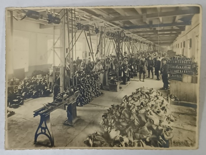FABRICA DE INCALTAMINTE PENTRU ARMATA ROMANA , INTERIOR CU OFITERI SI MUNCITORI , FOTOGRAFIE , PERIOADA CELUI DE - AL DOILEA RAZBOI MONDIAL