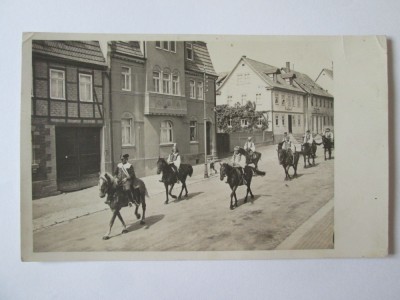 Fotografie model carte postala din anii 30 defilare ecvestra in costume de epoca foto
