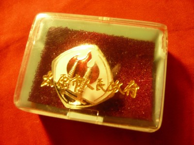 Insigna veche China in cutie originala ,dim.=2,5x3cm , metal si email foto