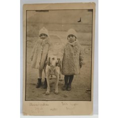 DOI COPII SI CAINELE HECTOR , BRASOV , FOTOGRAFIE FORMAT CARTE POSTALA , INCEPUTUL SEC. XX