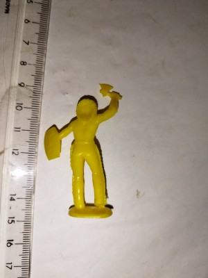 bnk jc Figurina neidentificata 50 mm - indian cu tomahawk si scut foto