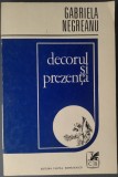 Cumpara ieftin GABRIELA NEGREANU - DECORUL SI PREZENTA (primul ei volum de versuri, 1979) [DEDICATIE / AUTOGRAF PT ION HAINES]