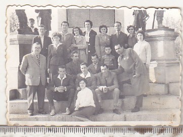 bnk foto Fotografie de grup la Monumentul Vanatorilor Ploiesti - anii `60 -`70 foto