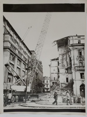 STRADA LIPSCANI , ZONA MAGAZINULUI VICTORIA , CLADIRI AFECTATE DE CUTREMURUL DIN 1977 , FOTOGRAFIE DE PRESA , ANII &amp;#039; 70 foto