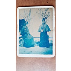 Fotografie tip CDV, doua femei, Dita si Zoe, 1895