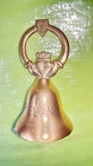 G163-Clopotel IRLANDA vechi in bron aurit foarte dragut in stare foarte buna.