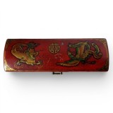 # Cutie / penar decorativ vintage cu dragon și pasăre fenghuang &ndash; decor oriental roșu și auriu, interior cu caractere chinezești, 28 cm