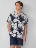 Q/S by s.Oliver Camasa barbati cu imprimeu tropical si croiala Regular Fit, Alb/Albastru, M