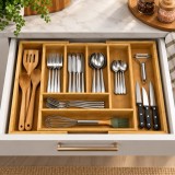 Organizator extensibil pentru tacamuri din bambus,compartimente laterale glisante,spatiu adaptabil pentru organizare eficienta,dimensiuni maxime 45
