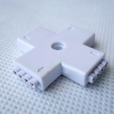 Conector FEMALE, cu 4 pini, pentru benzi led, RGB, 4 porturi, forma de +