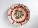 Farfurie ceramica, anii 80, lucrata manual, 19cm diametru, cu gauri pentru agatatoare