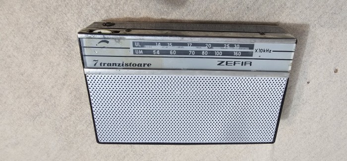 RADIO ZEFIR S-631 TN2 , 7 TRANZISTOARE ,ELECTRONICA , FUNCTIONEAZA PE MEDII . ANUL 1963 , CU SCRISUL ZEFIR IN DREAPTA .