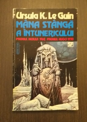 MANA STANGA A INTUNERICULUI - URSULA K. LE GUIN foto