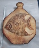 Plosca decorativa ceramica cu peste in relief 32x24x10 cm.