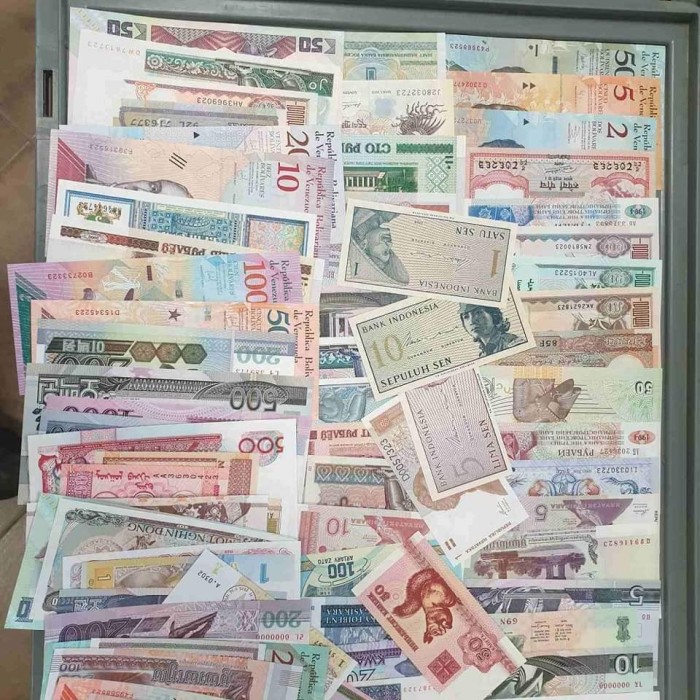 Pachet de 500 bancnote diferite &icirc;n toată lumea