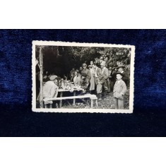 BARBATI SI COPII , FOTOGRAFIE DE GRUP , LA O MASA IN PADURE , MONOCROMA, PERIOADA INTERBELICA