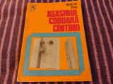 Asasinul coboară c&acirc;nt&acirc;nd