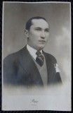 Fotografie tip Carte Postala, Barbat cu cravata si vesta, perioada interbelica