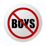 Cumpara ieftin Insigna rotunda mesaj NO BOYS, 58 mm, fundal alb, sistem prindere cu ac metalic