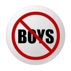 Insigna rotunda mesaj NO BOYS, 58 mm, fundal alb, sistem prindere cu ac metalic