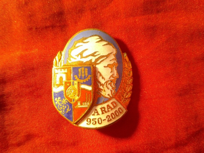 Insigna Aniversara ARAD 1050 Ani Stema comunista si Profil Decebal m metal si email , h=3.3cm