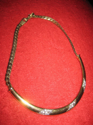 711- Colier metal aurit vechi cu pietricele lungime 16 cm. foto