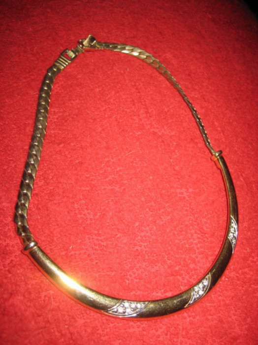 711- Colier metal aurit vechi cu pietricele lungime 16 cm.