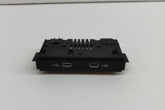 USB VW ID.4 E21 2021 OEM: 5NA035736 22156525