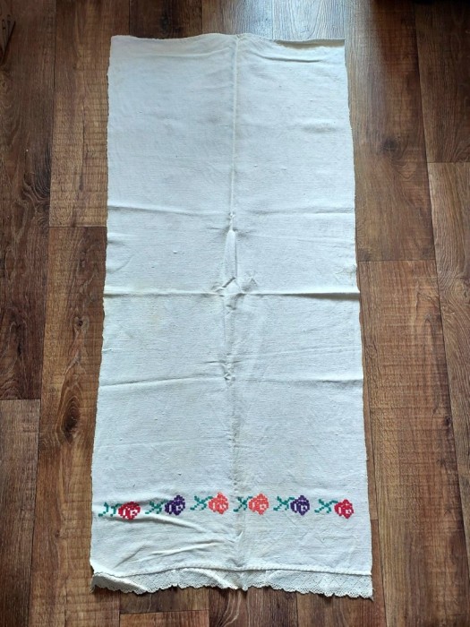 Prosop stergar vechi taranesc de canepa, cu cusatura manuala - flori, 55cm latime x 120cm lungime