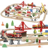 AIYAPLAY Set tren din lemn 133 piese cu locomotivă electrică, placă de bază, șine, macara, pod - pentru copii de la 3 ani | Aosom Romania