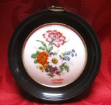 TABLOU APLICA IN MINIATURA PORTELAN LIMOGES FRANTA CU DECOR FLORAL 9.5 CM