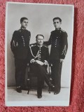 Fotografie tip carte postala, trei subofiteri jandarmi, perioada interbelica
