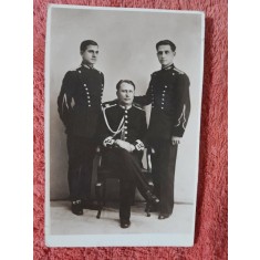 Fotografie tip carte postala, trei subofiteri jandarmi, perioada interbelica
