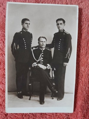 Fotografie tip carte postala, trei subofiteri jandarmi, perioada interbelica foto