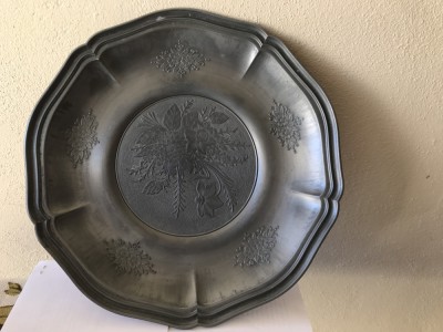 Frumoasa aplica de perete imensa din zinc,marcată,veche,motive florale,de decor. foto