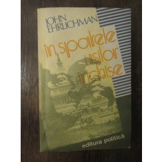 IN SPATELE USILOR INCHISE - JOHN EHRLICHMAN