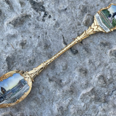 Lingurita din metal aurit decorata cu frumoase imagini in email